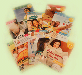 Zahlreiche Broschüren im handlichen Buchformat
